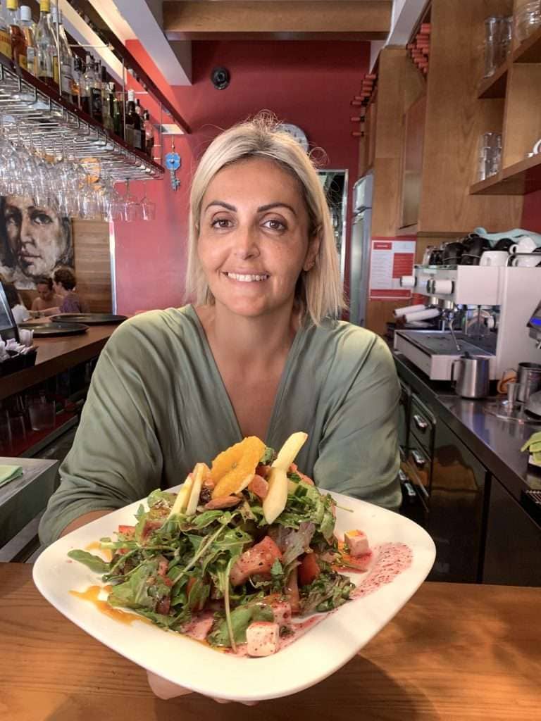 Hande Bas con plato Restaurante La Cocina de Hande Maspalomas Hande Bas ofreciendo un plato de ensalada turca