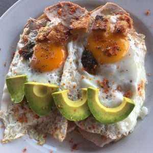 Tosta de desayuno especial huevos chicharrones trufa aguacate Restaurante La Cocina de Hande Maspalomas Tosta de desayuno especial huevos chicharrones trufa aguacate Restaurante La Cocina de Hande Maspalomas